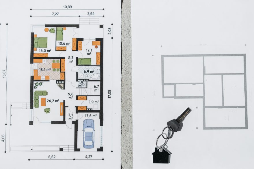 Plan maison avec clé symbolisant propriété immobilière