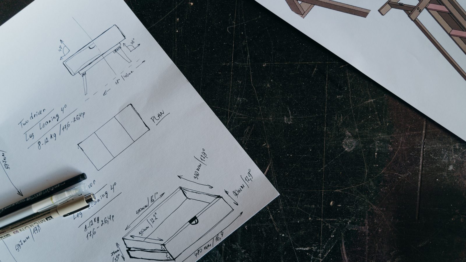 Croquis détaillés de meuble sur papier avec stylos