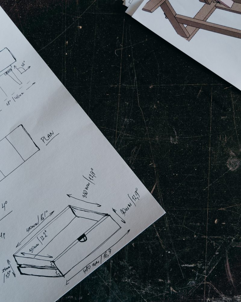 Croquis détaillés de meuble sur papier avec stylos