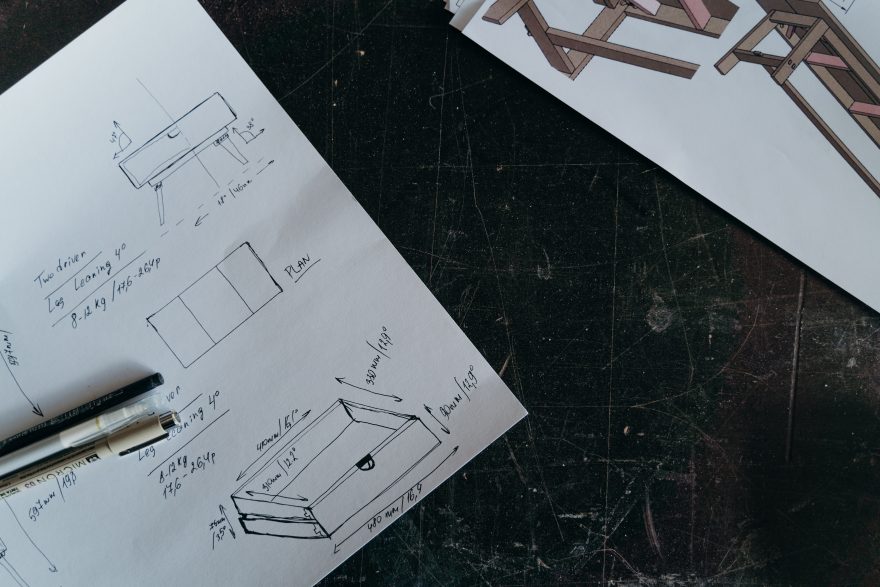 Croquis détaillés de meuble sur papier avec stylos