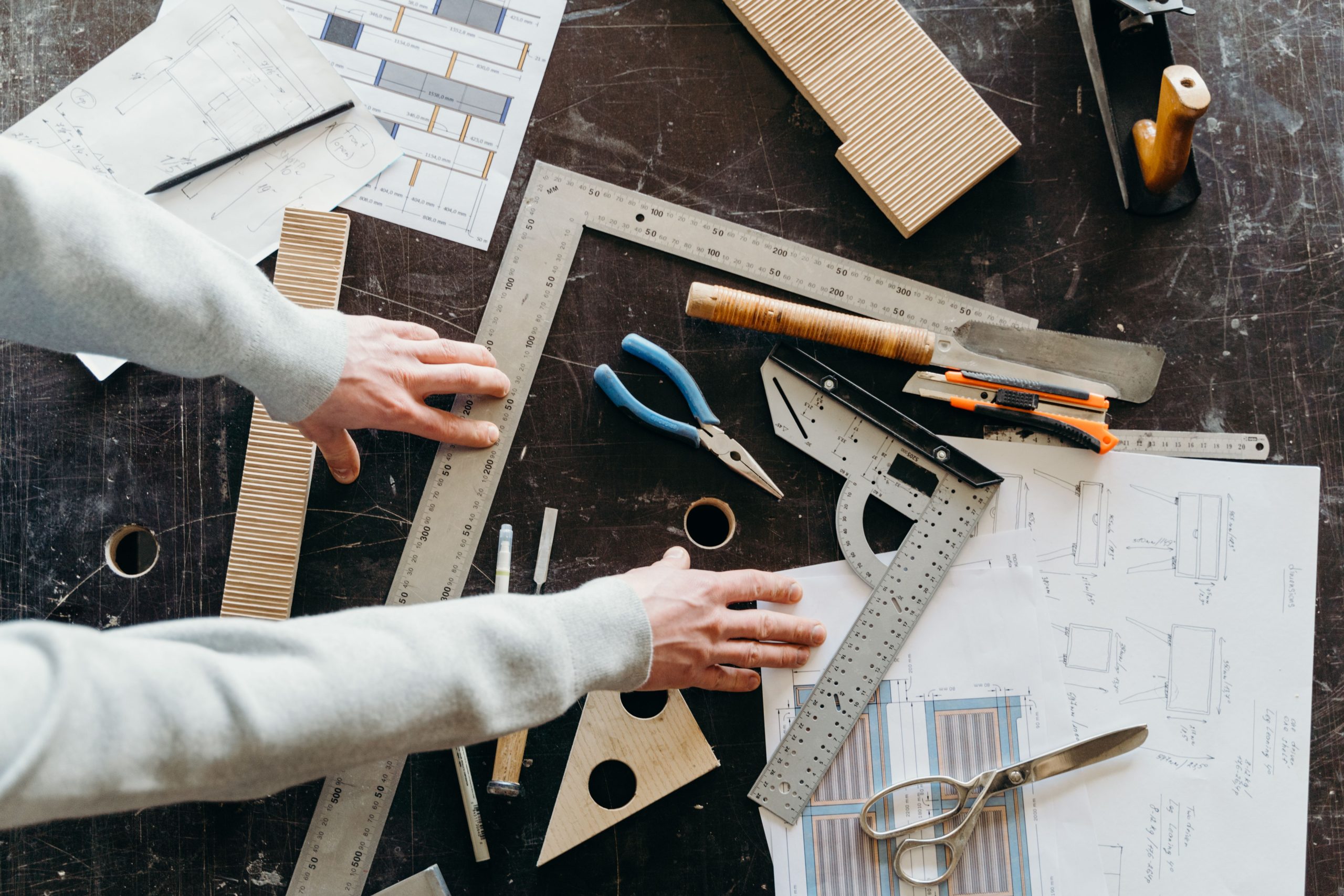 Outils et plans meuble sur table atelier