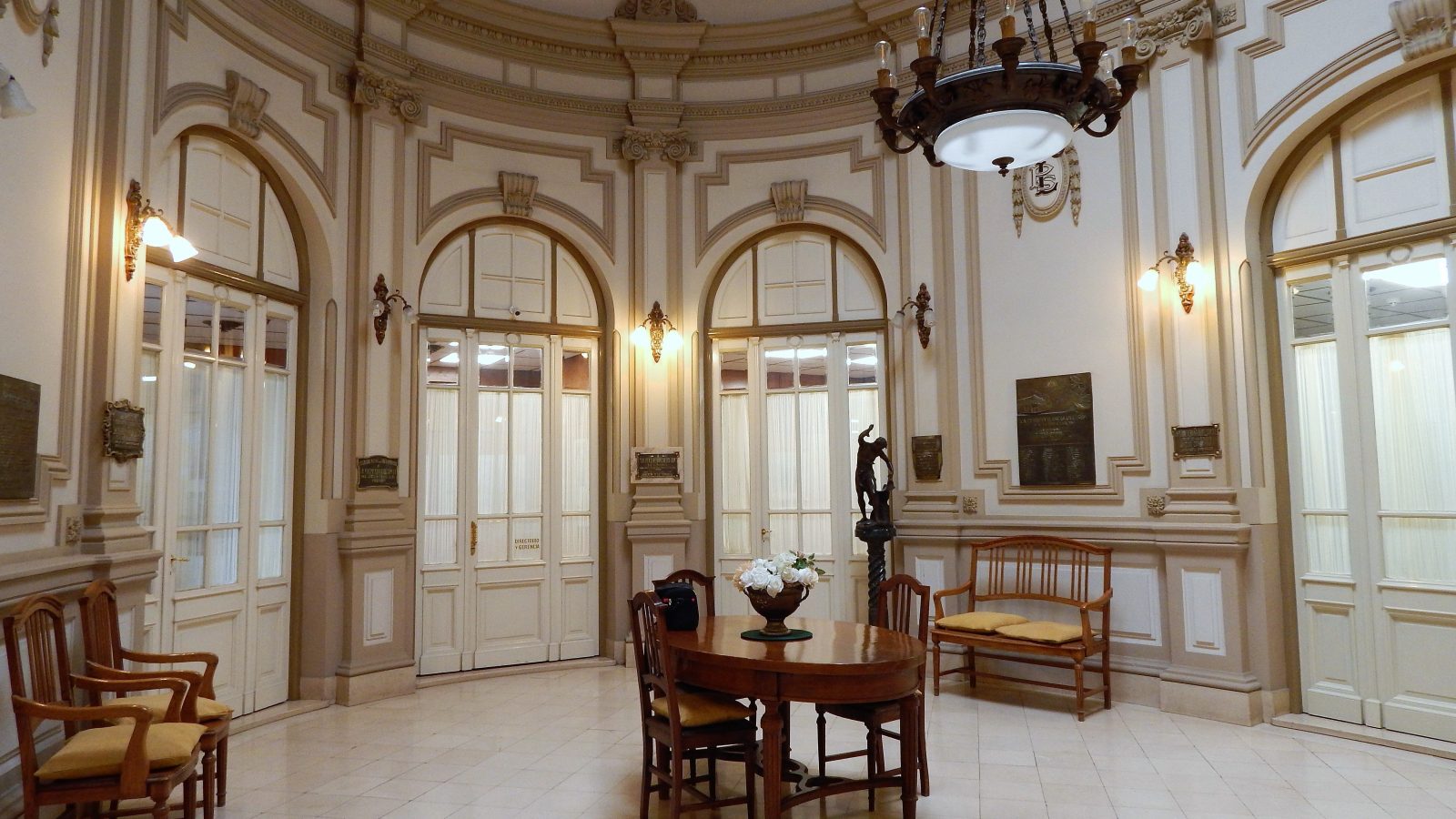 Salon néoclassique luxueux avec lustre et mobilier