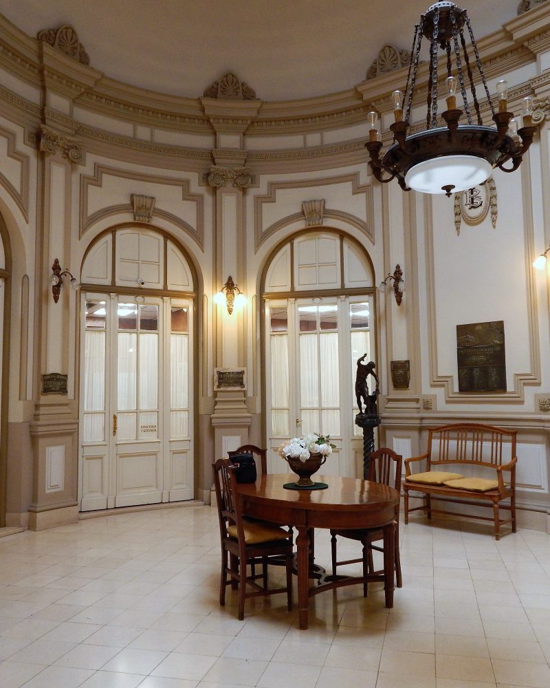 Salon néoclassique luxueux avec lustre et mobilier
