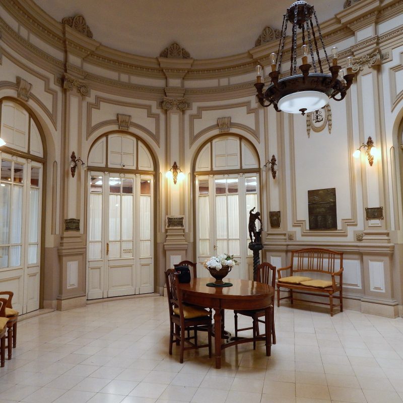 Salon néoclassique luxueux avec lustre et mobilier
