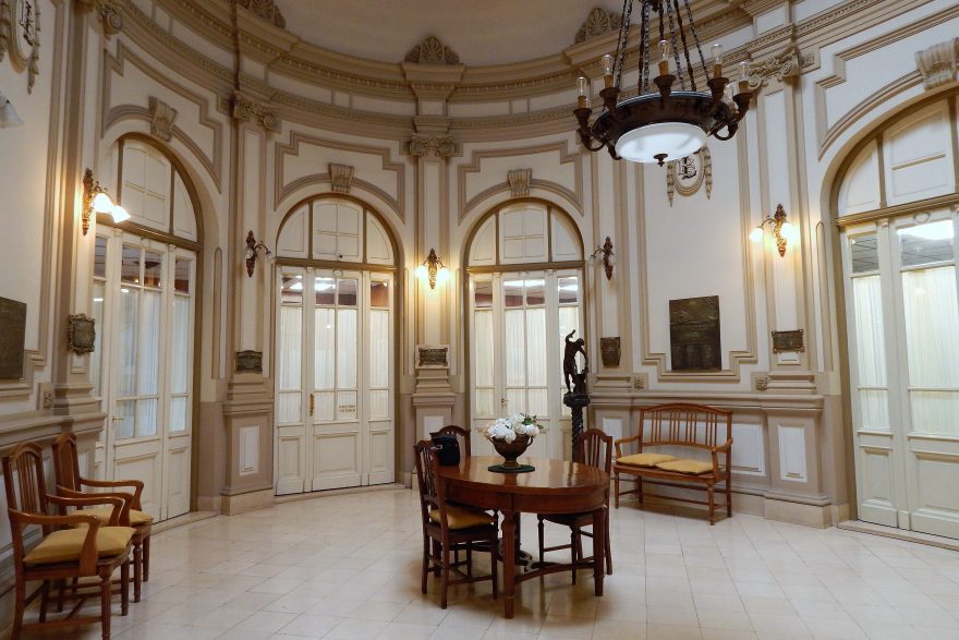 Salon néoclassique luxueux avec lustre et mobilier