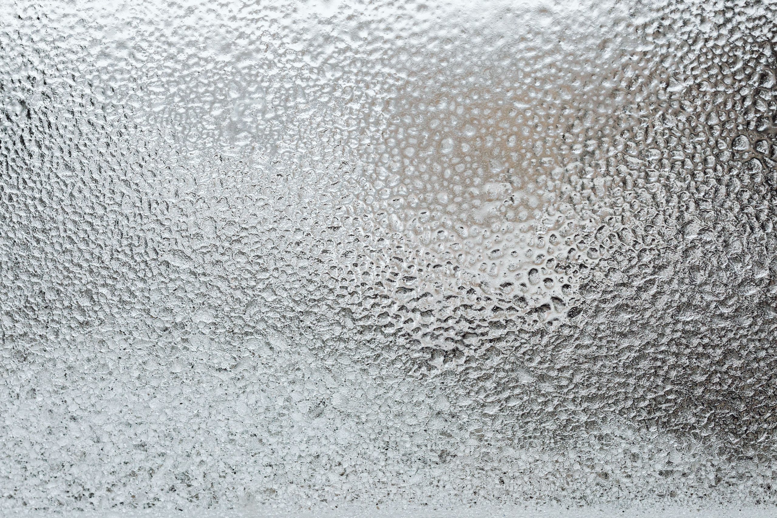 Vue détaillée d'une surface vitrée recouverte de givre