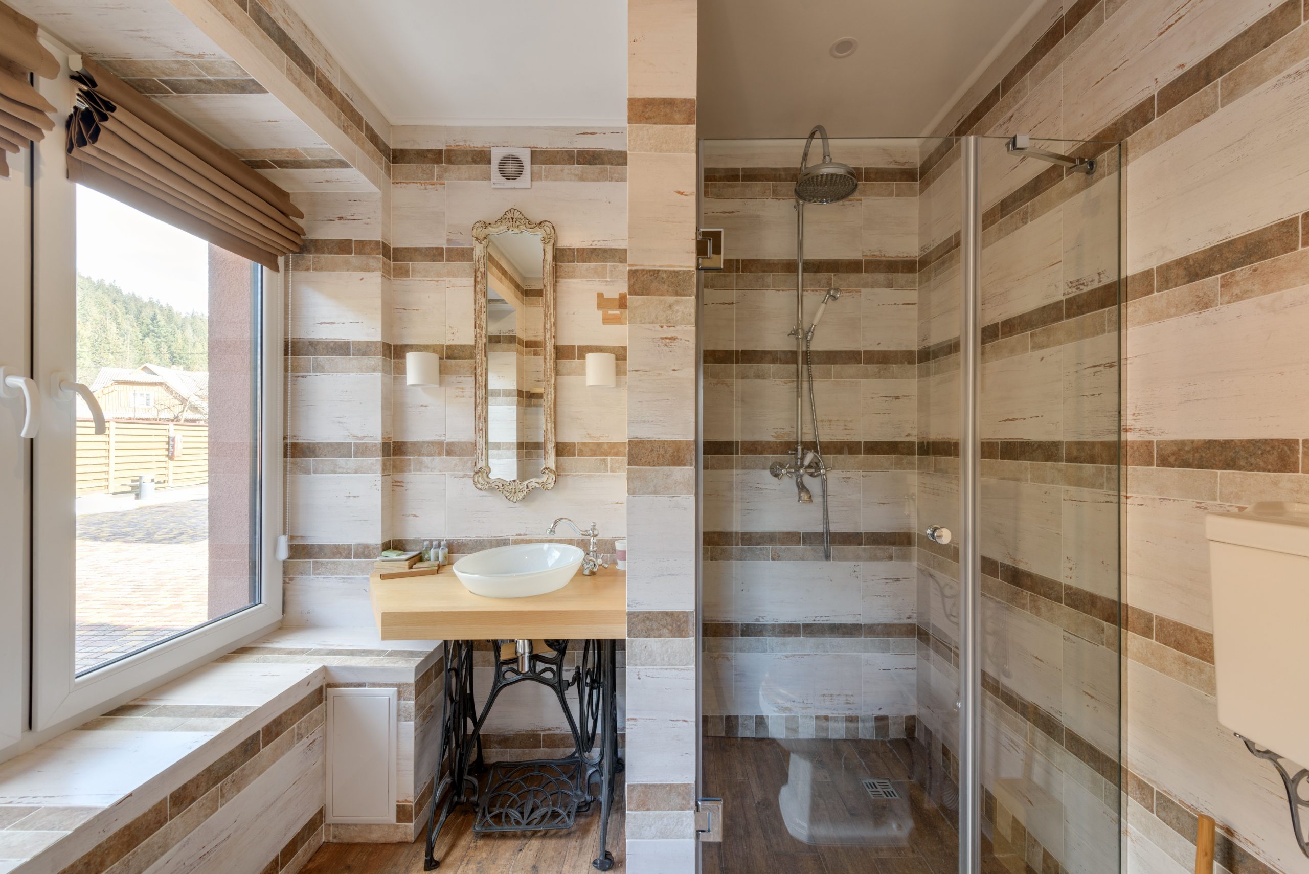 Salle de bain rustique chic avec douche vitrée naturelle