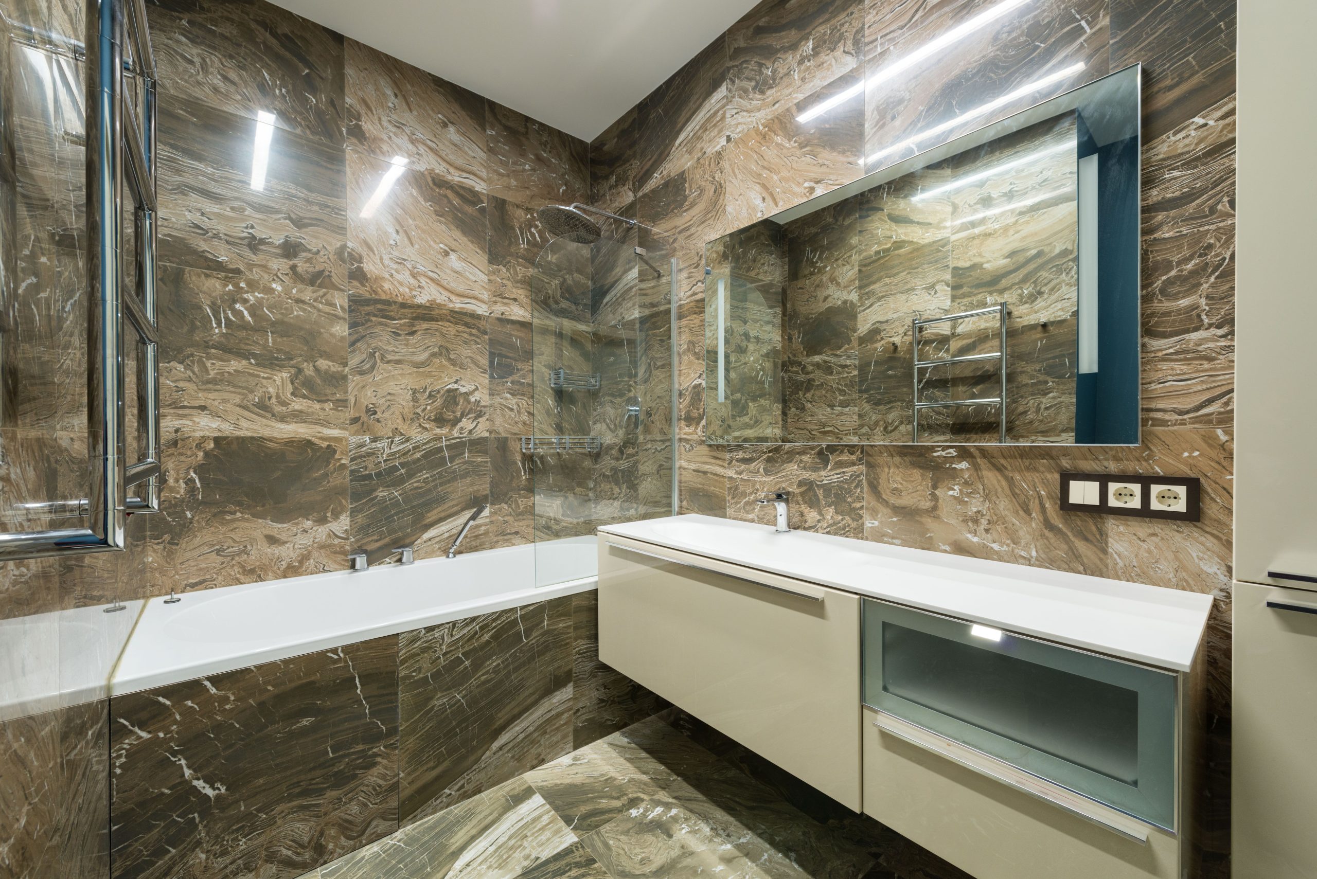 Salle de bain moderne carrelage marbre baignoire murale