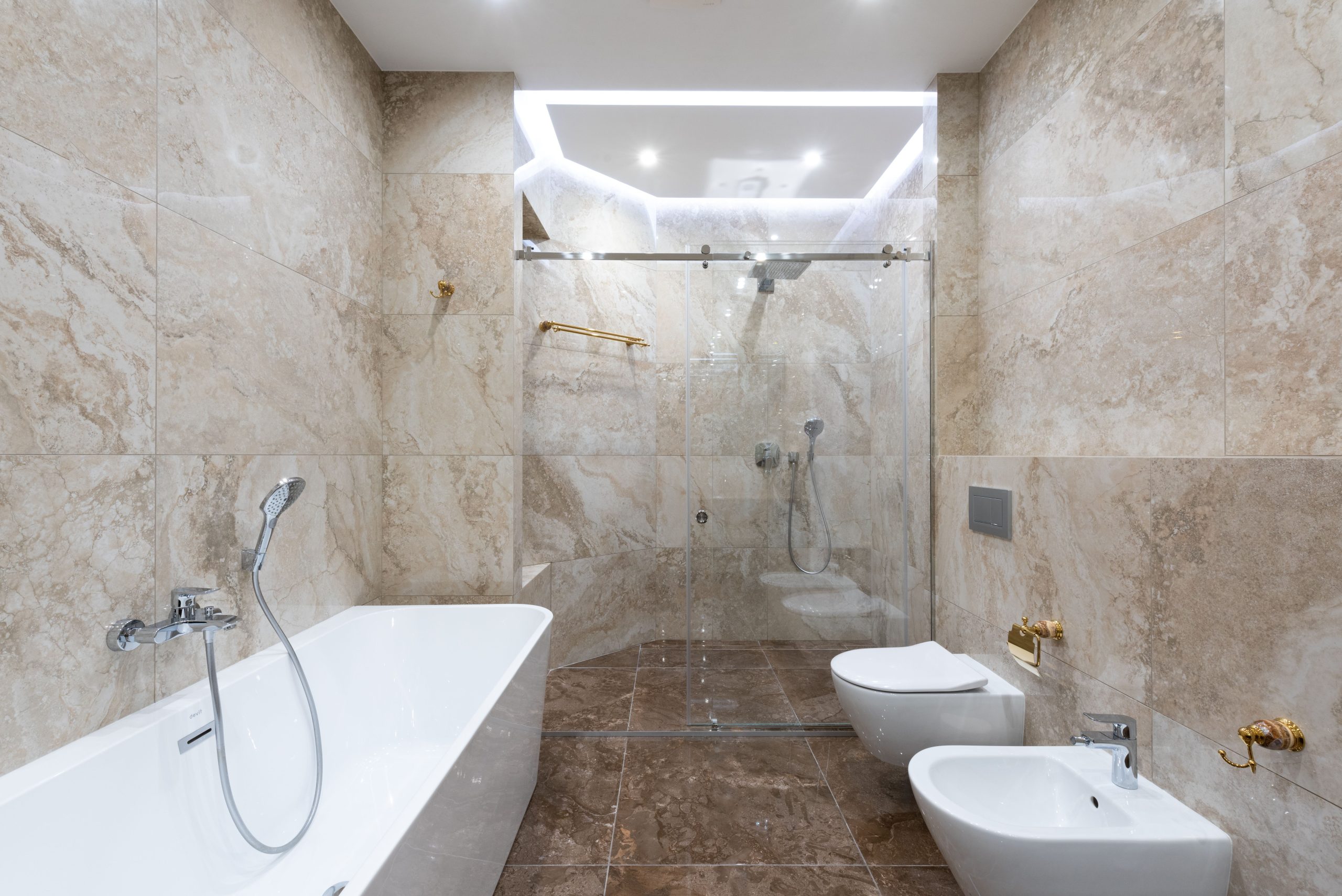 Salle de bain contemporaine murs marbre cabine douche