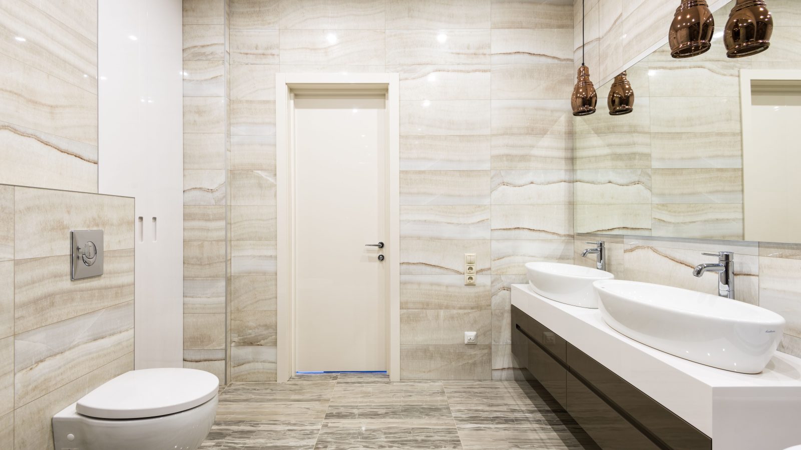 Salle de bain luxueuse avec vasques doubles et carrelage beige