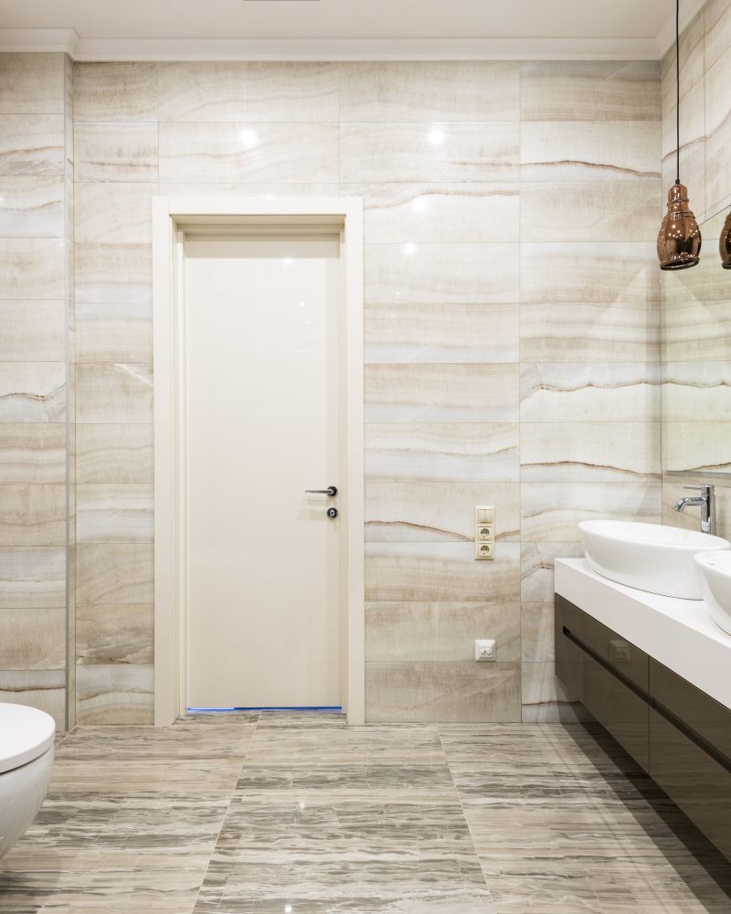 Salle de bain luxueuse avec vasques doubles et carrelage beige
