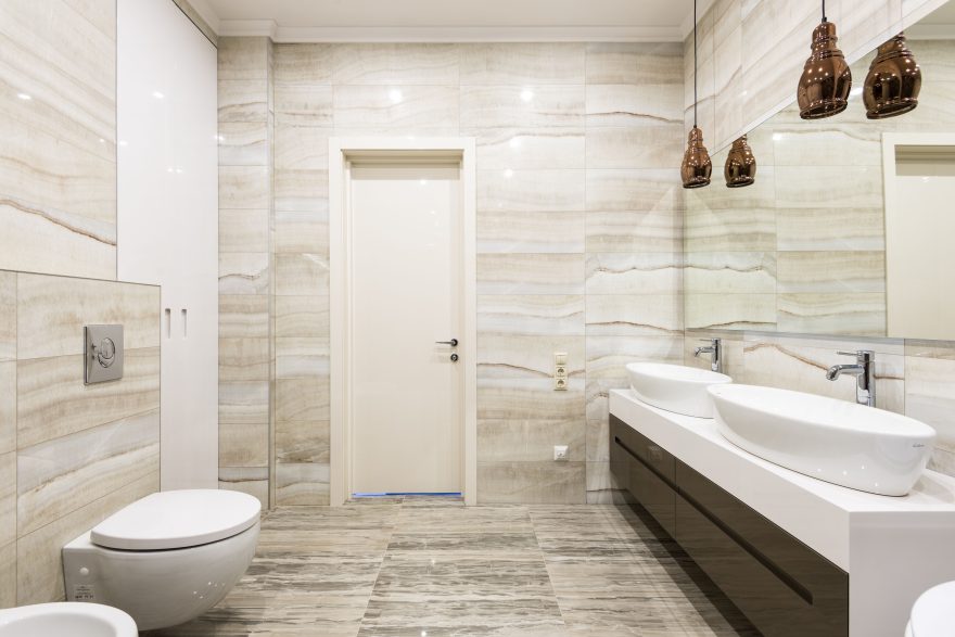 Salle de bain luxueuse avec vasques doubles et carrelage beige
