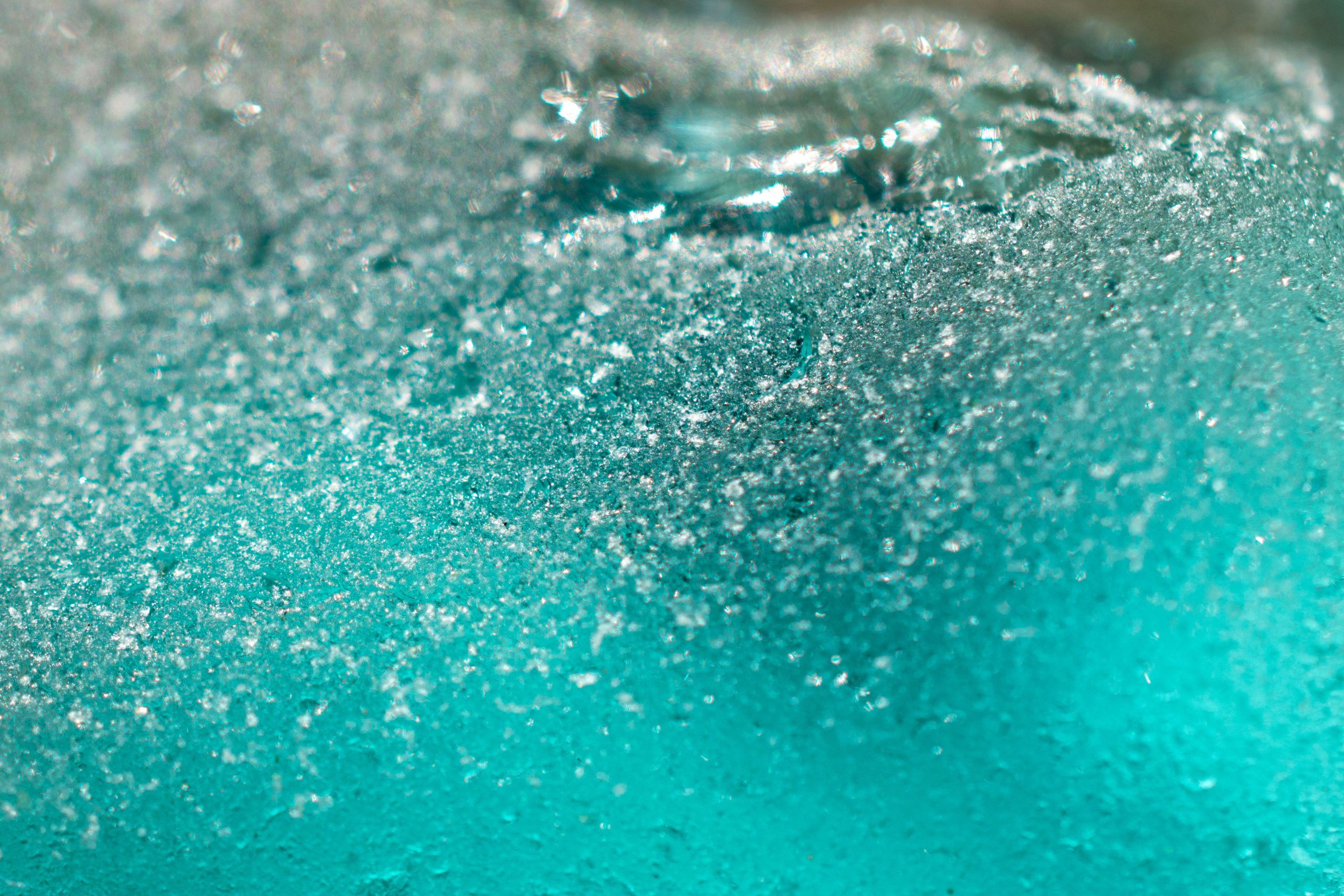 Givre et texture sur une vitre teintée